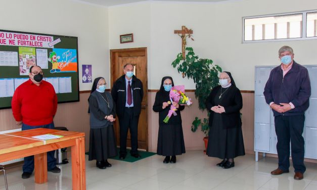 SOTENEDORA DE COLEGIO ALBERTO HURTADO RECIBE MEDALLA GERÓNIMO DE ALDERETE EN ANIVERSARIO 469 DE VILLARRICA