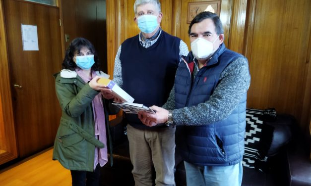 CONOCIDA FAMILIA DE VILLARRICA DONA VALIOSA COLECCIÓN DE LIBROS A BIBLIOTECA MUNICIPAL